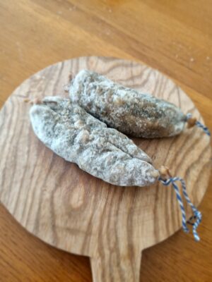 2 saucissons sur une planche en bois